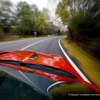 Blick durch eine Windschutzscheibe nach der Reparatur von einem Steinschlag