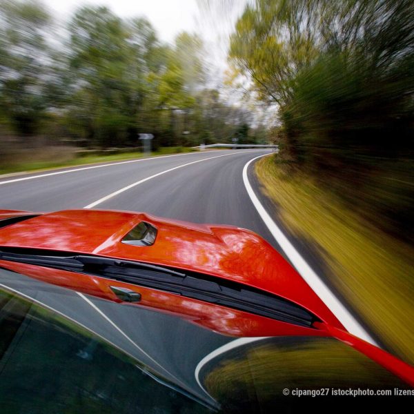 Blick durch eine Windschutzscheibe nach der Reparatur von einem Steinschlag